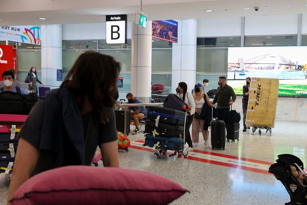 Des voyageurs arrivent au terminal international de l'aeroport de sydney