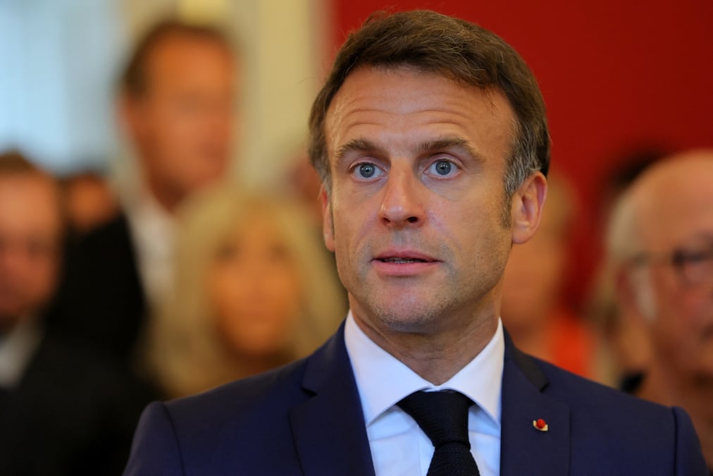 Le president francais emmanuel macron a annecy au lendemain de l'attaque au couteau
