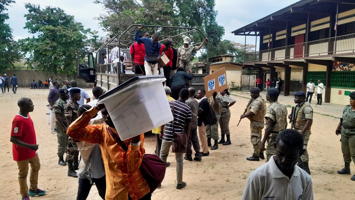 Gabon : des personnes attendent l'ouverture d'un bureau de vote