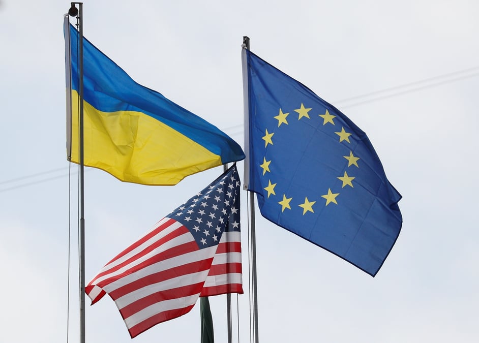 Les drapeaux de l'union europeenne, de l'ukraine et des etats-unis flottent dans le centre de kyiv