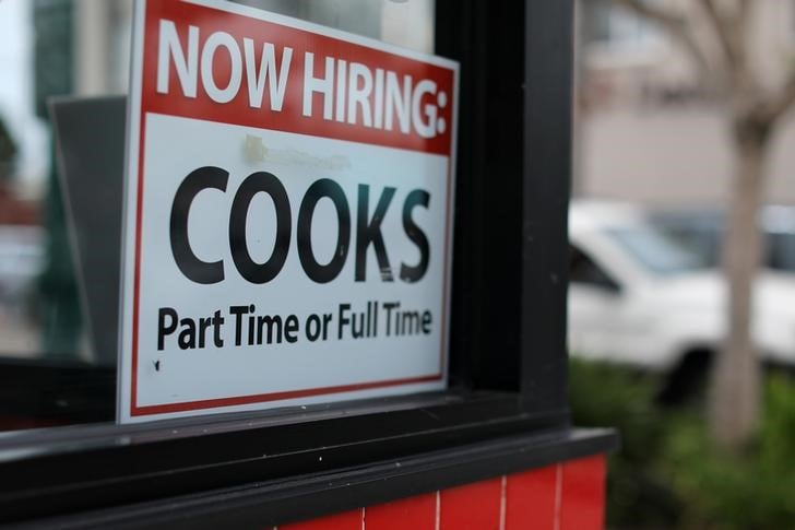 Usa: le taux de chomage baisse, les salaires accelerent