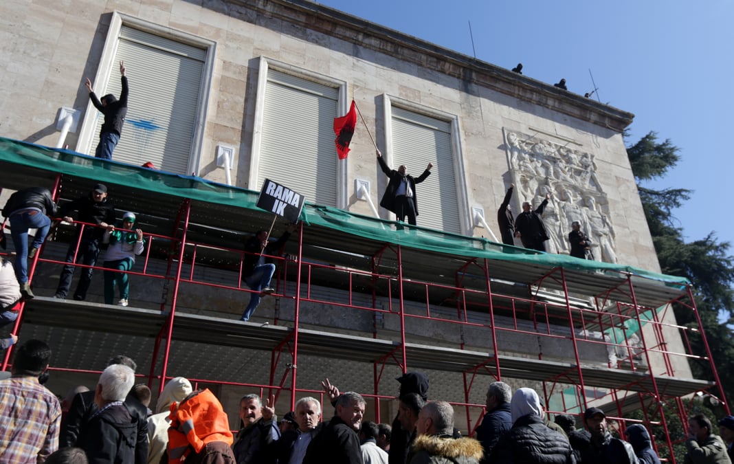 Albanie: des emeutiers attaquent les bureaux du premier ministre
