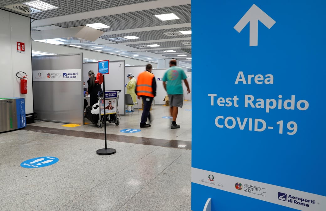 Des personnes marchent a cote d'un site de tests de depistage du covid-19 a l'aeroport de fiumicino