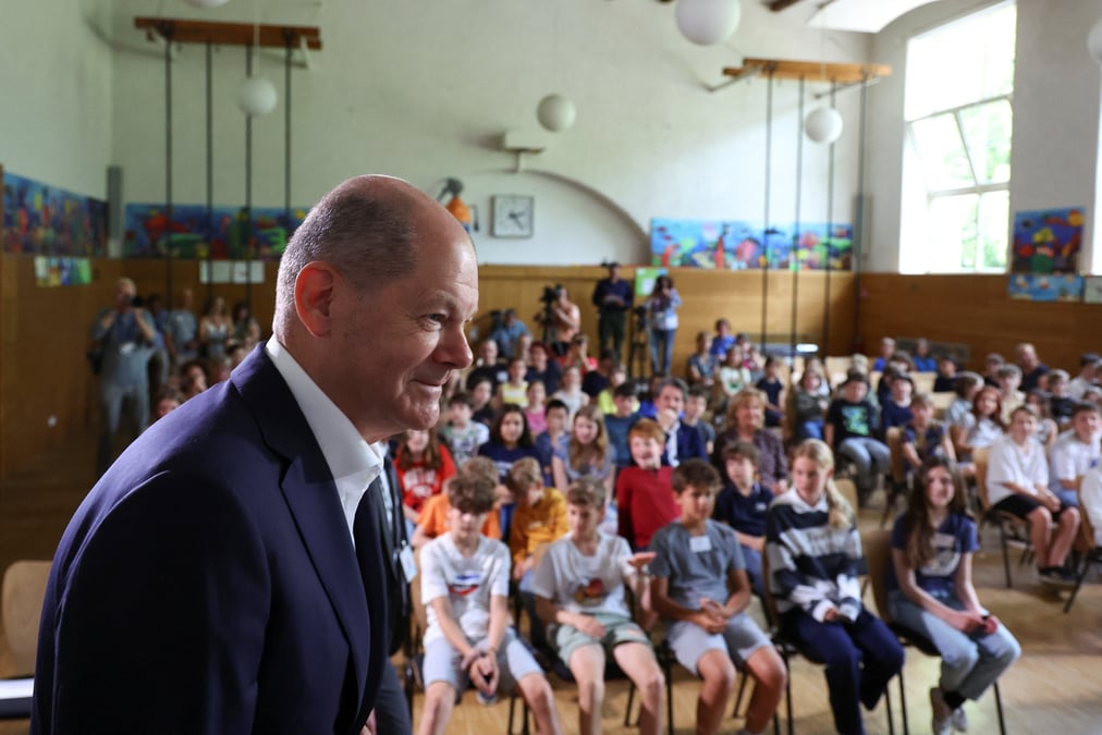 Le chancelier allemand olaf scholz rencontre des eleves d'une ecole primaire a kleinmachnow