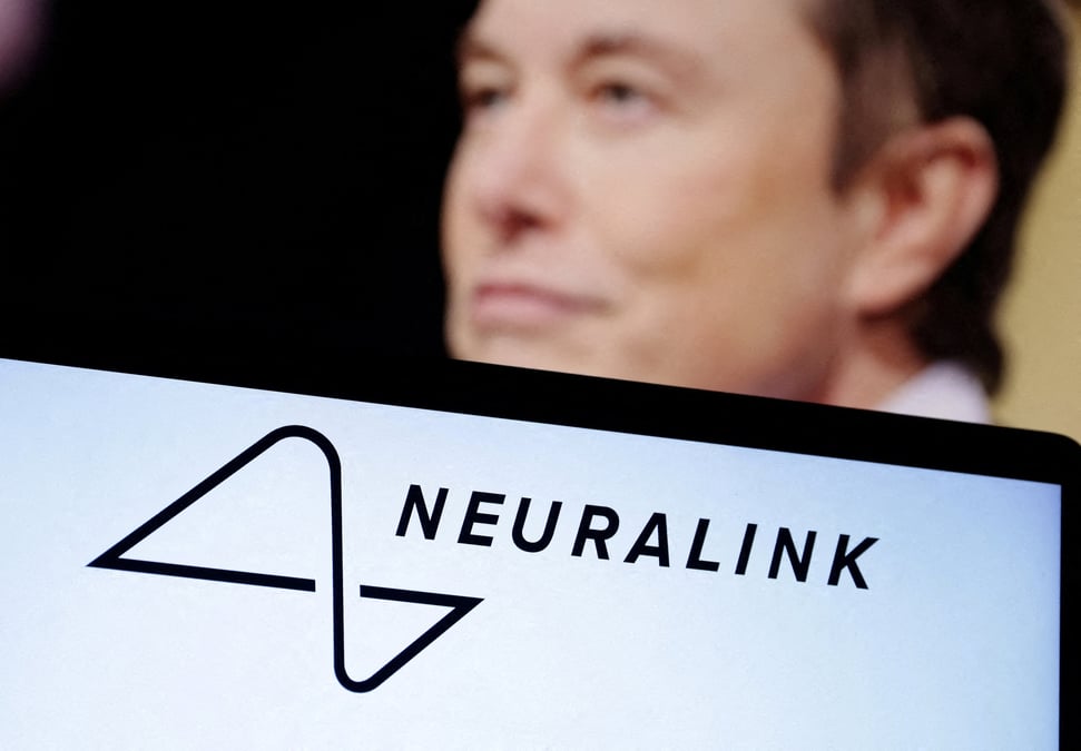 Illustration montrant le logo de neuralink et une photo d'elon musk