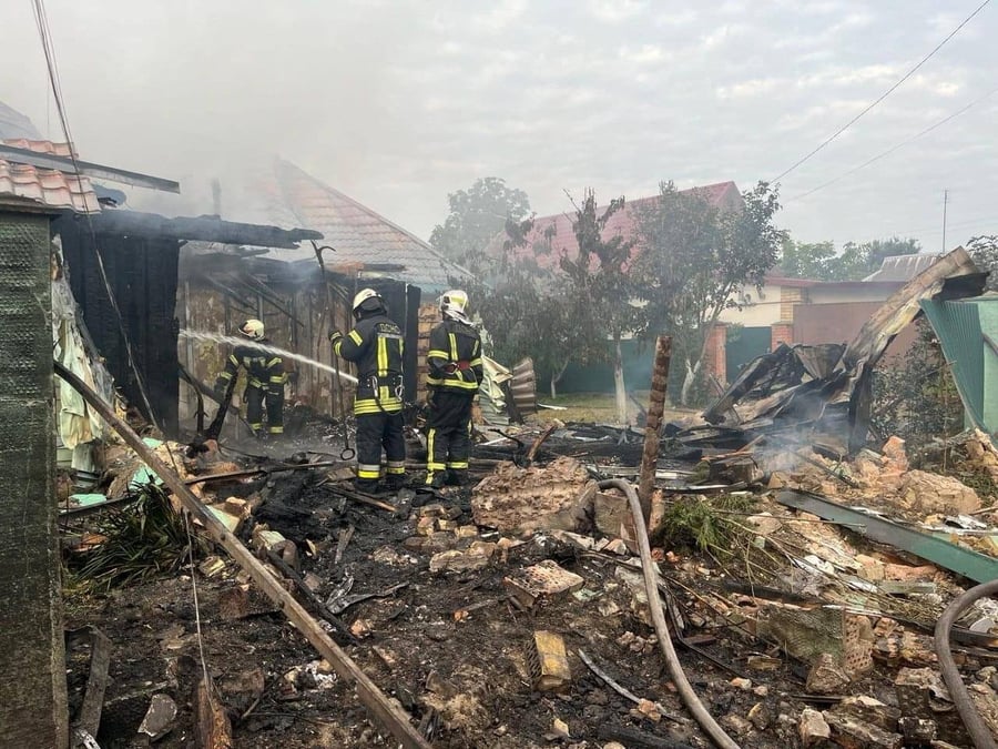 Des sauveteurs travaillent sur le site d'un batiment endommage dans la nuit par une attaque de drone et de missiles russes a kyiv