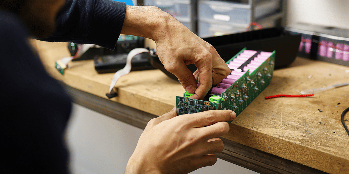 A Bordeaux, la startup Gouach travaille sur la réparabilité individuelle des cellules qui composent les batteries.