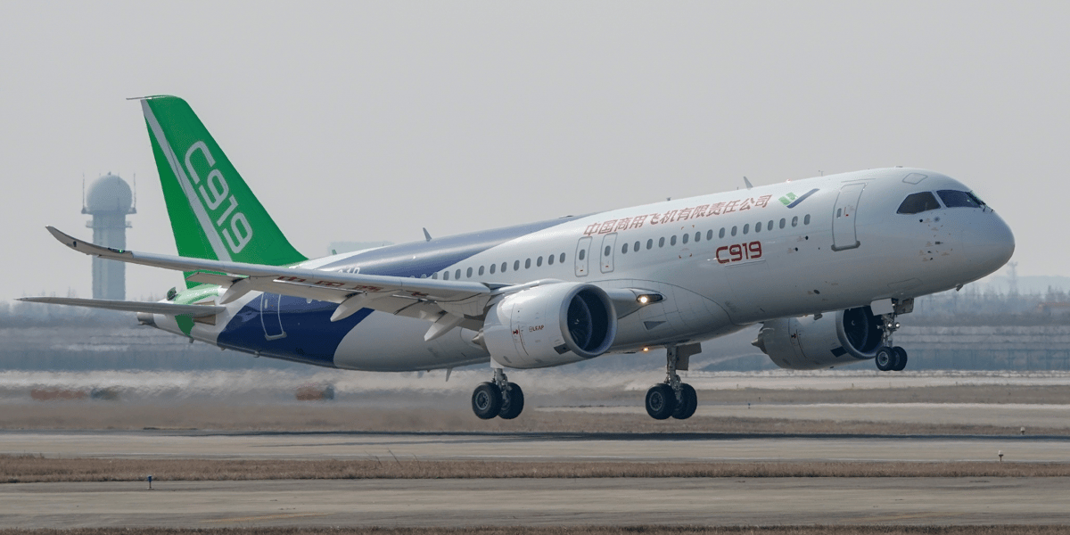 Le développement du C919 avait commencé en 2008, mais l'appareil n'a reçu que l'année dernière la certification officielle pour voler.