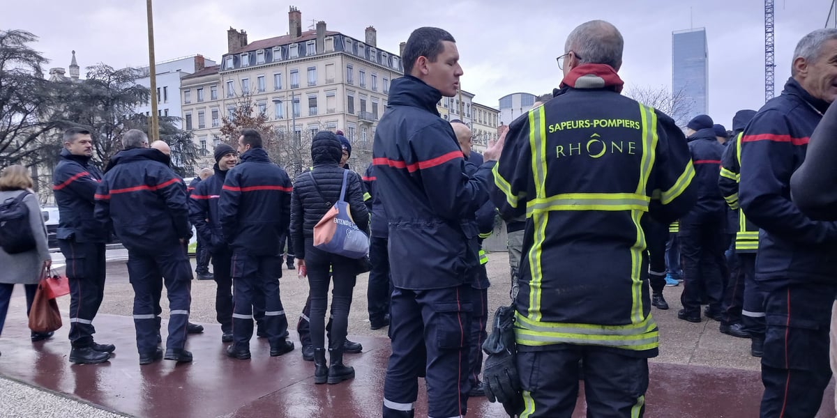 Mobilisés depuis le 1er octobre 2024, les sapeurs-pompiers du Rhône poursuivent le mouvement et attendent la position de l'Etat à l'issue du Beauvau de la sécurité civile, initié par Gérald Darmanin l'année dernière, et que les gouvernements successifs se sont engagés à poursuivre.