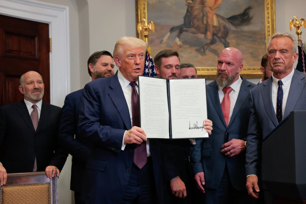 Donald Trump a signé une série de décrets afin de faire baisser le prix des médicaments Outre-Atlantique, en moyenne 2,5 fois plus cher qu'en France.