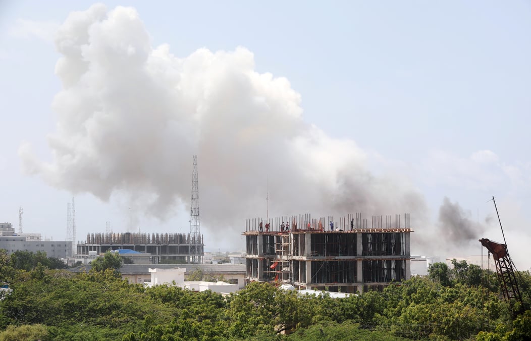 Violente explosion et fusillade a mogadiscio en somalie