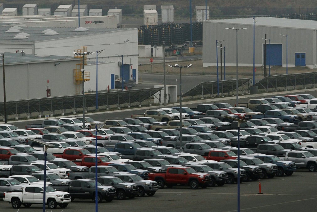 Des vehicules nouvellement assembles devant l'usine toyota motor manufacturing en basse-californie