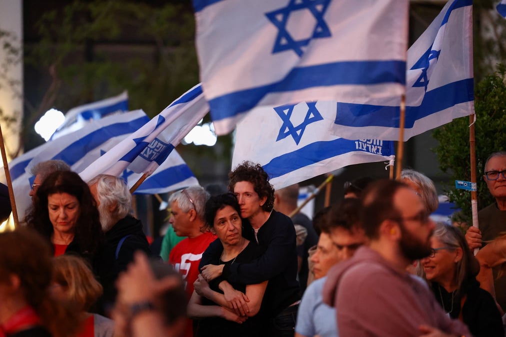Des personnes manifestent contre le gouvernement du premier ministre israelien netanyahu et appellent a la liberation des otages, a tel aviv