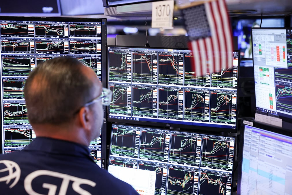 Un trader travaille a la bourse de new york