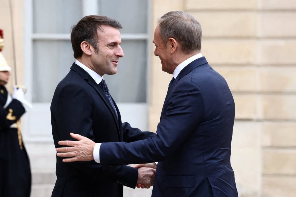 Le president francais emmanuel macron et le premier ministre polonais donald tusk a l'elysee