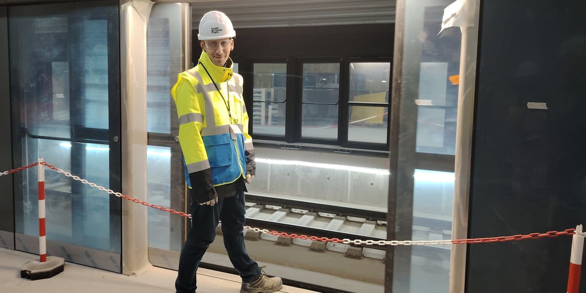 Rémi Herbert, chef de projet secteur de la gare Villiers-Champigny-Bry, met son pied en travers des façades de quai pour tester l'ouverture des portes, la sonorisation et la signalisation.