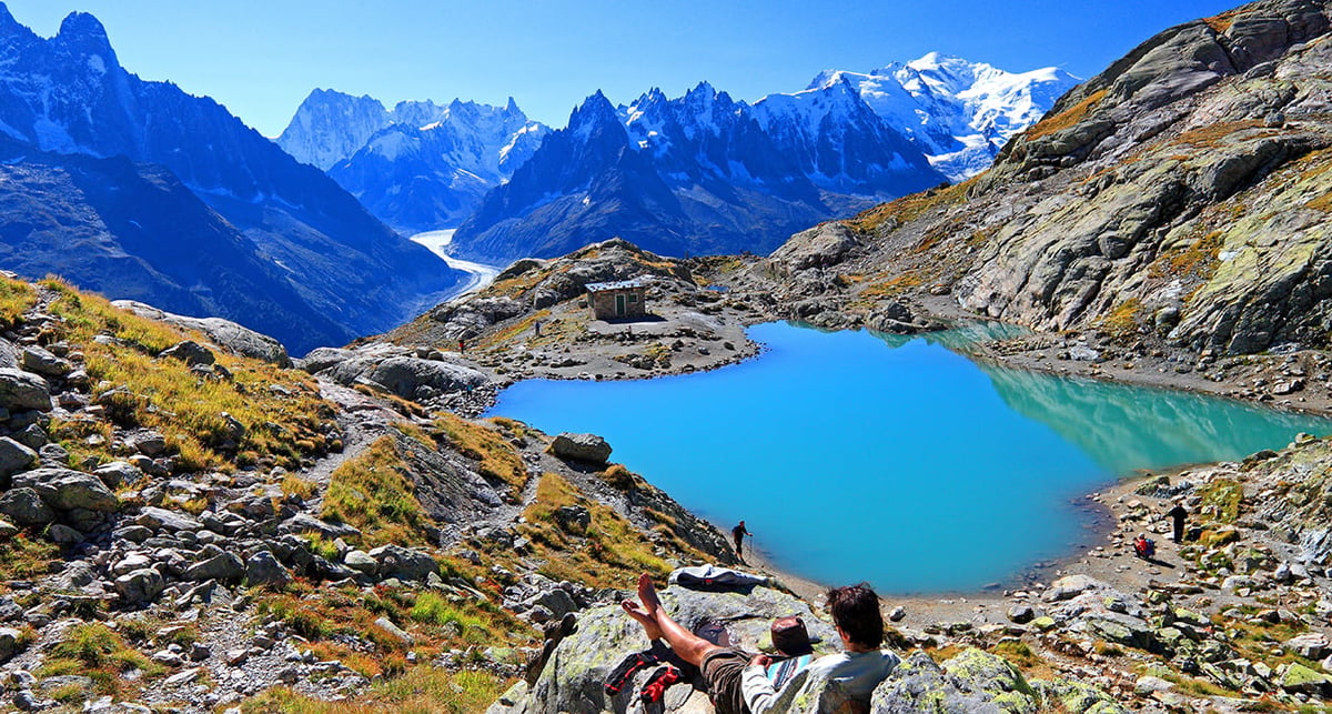 Située au pied du Mont-Blanc, Chamonix est réputée pour ses pistes de ski et ses randonnées exceptionnelles.