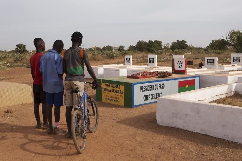 Le corps de l'ex-president burkinabe thomas sankara examine