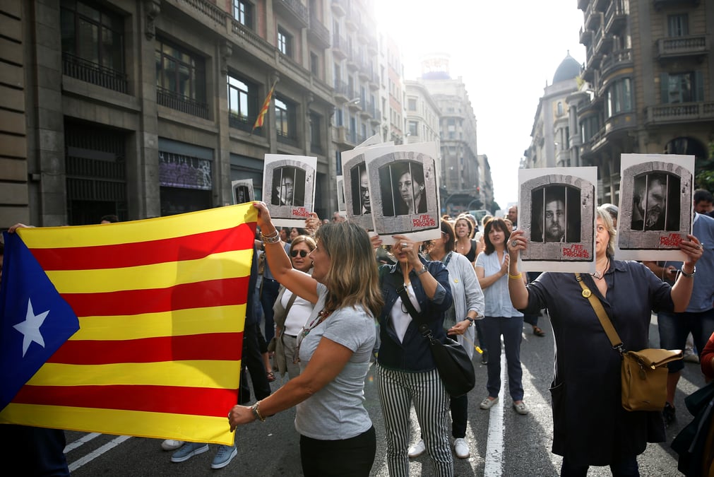 Neuf dirigeants catalans condamnes a des peines de prison