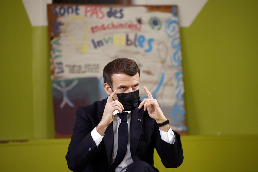 Pas de retour a la normale au deuxieme semestre, dit macron aux etudiants