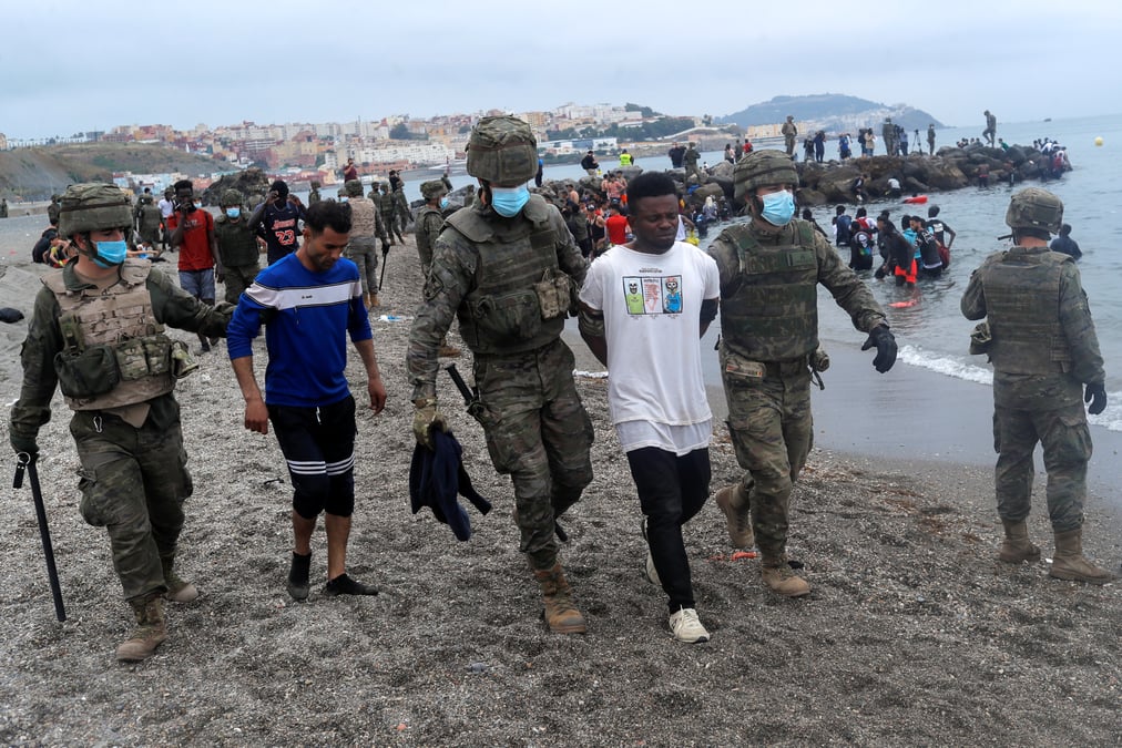 L'espagne renvoie 2700 migrants au maroc et deploie l'armee a ceuta