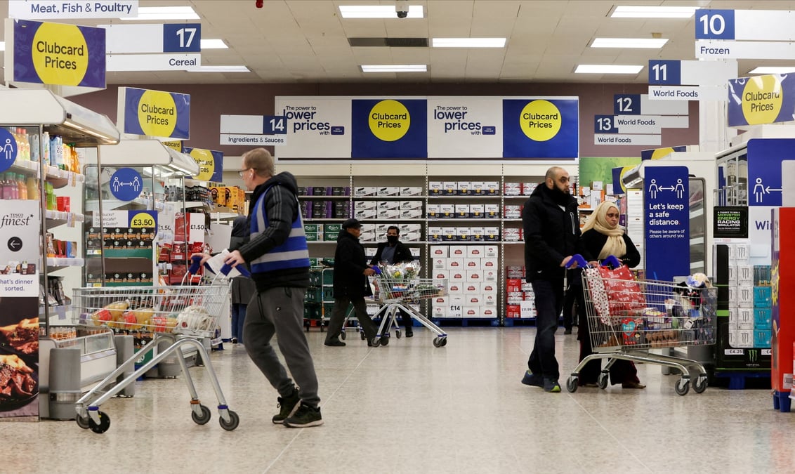 Photo d'archives de clients dans un supermarche tesco extra a londres
