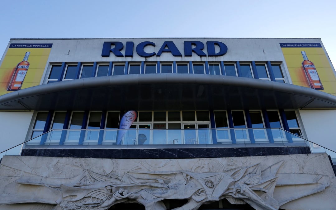 Le logo de ricard a l'unite de fabrication de ricard a lormont