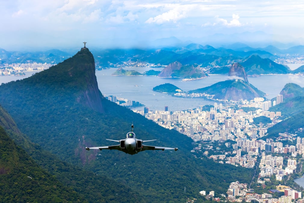 Le Gripen brésilien vole au-dessus de Rio