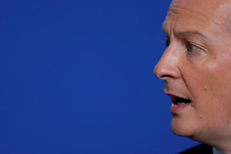 Le maire dement toute "derive autoritariste" de macron