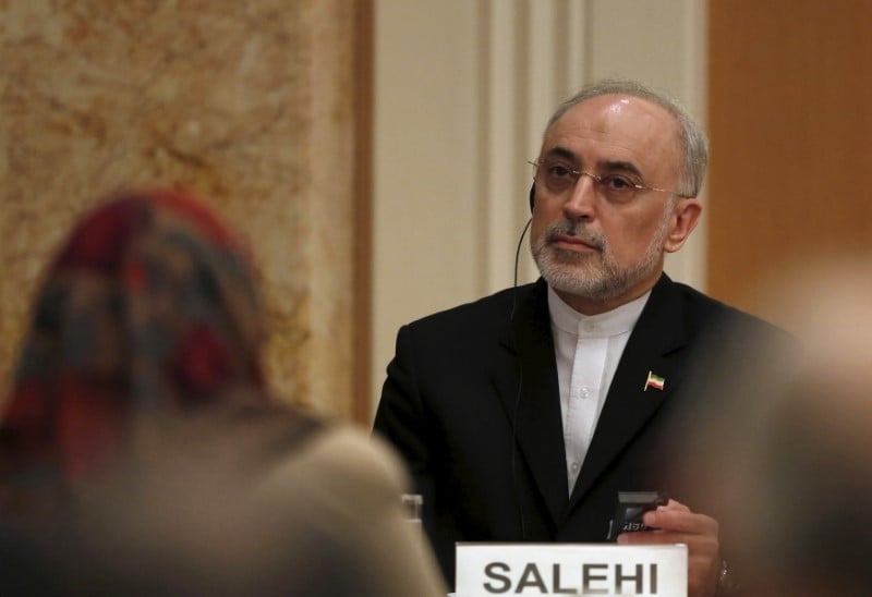 Nucleaire: teheran menace de reprendre l'enrichissement