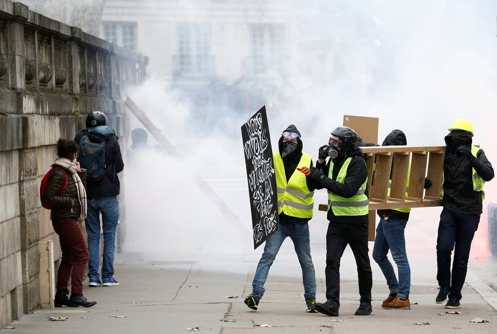 "gilets jaunes": la peur de la violence s'installe, selon un sondage