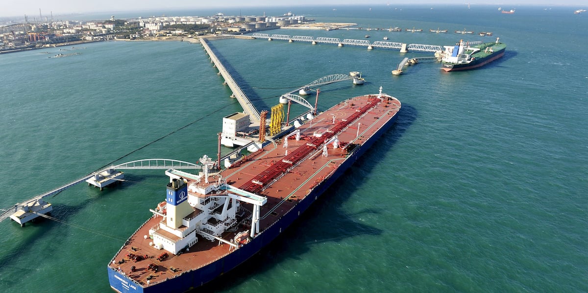 Vue du port de Qingdao, dans la province de Shandong, où arrivent les importations de pétrole. Comme la Chine consomme plus de 10% de la production mondiale, une baisse de sa demande liée aux conséquences du coronavirus ferait chuter les prix du baril. Ces derniers accusent déjà une dégringolade de plus de 15% depuis le début de l'année.
