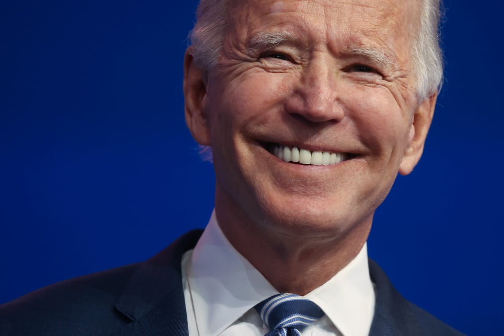 290 grands electeurs pour biden, 217 pour trump et 31 encore a attribuer, selon edison research