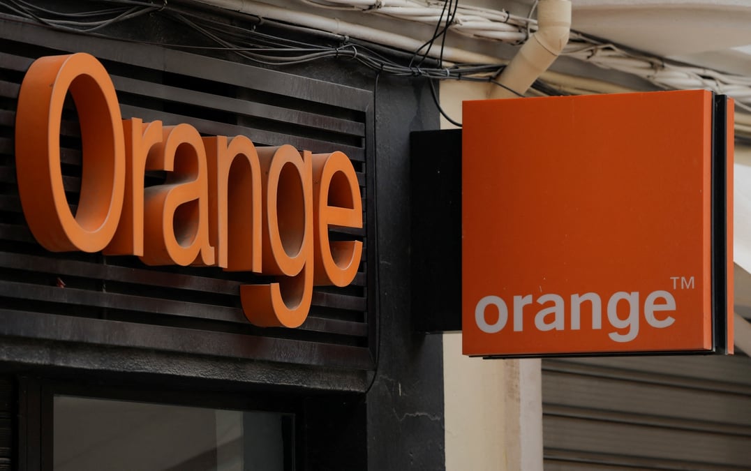 Le logo d'orange est visible sur la facade d'un magasin a ronda