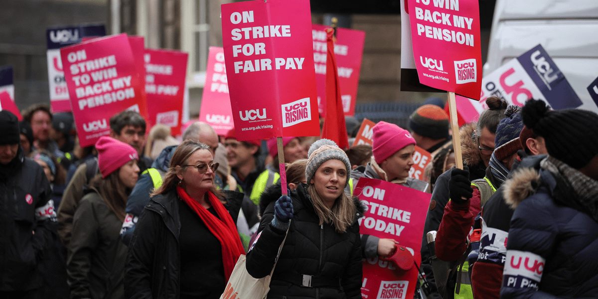 Photo du personnel et des etudiants de l'universite de liverpool lors d'une journee de greve a liverpool