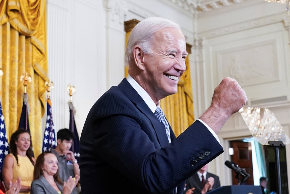 Le president americain biden celebre l'anniversaire de la loi sur la reduction de l'inflation de 2022 a washington