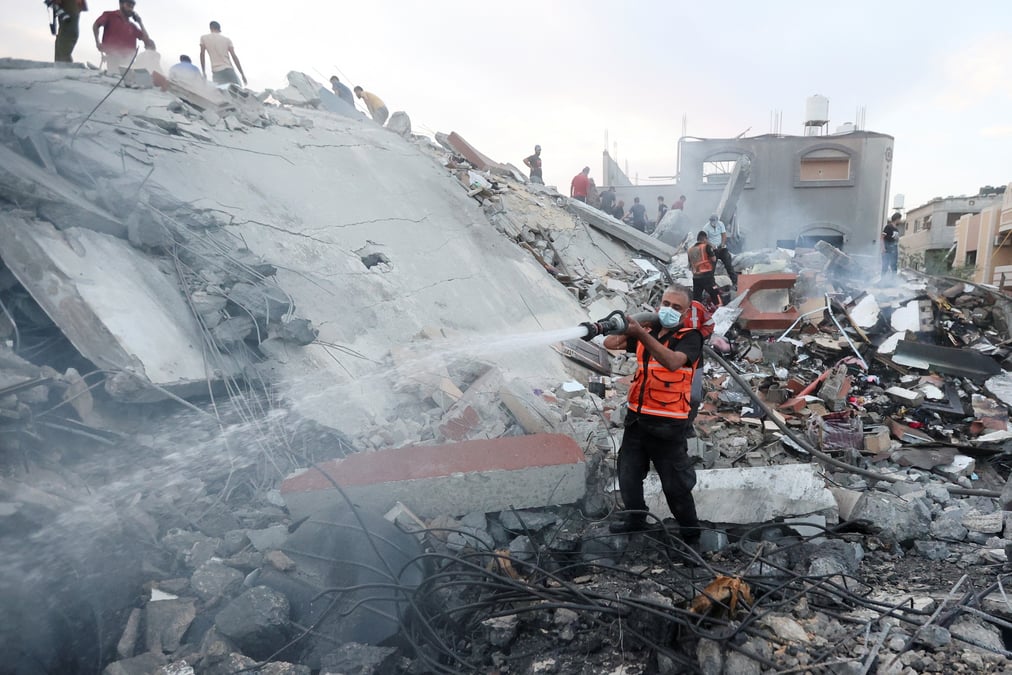 Operations de secours et de recherche sur le site des frappes israeliennes sur un immeuble residentiel, dans le centre de la bande de gaza