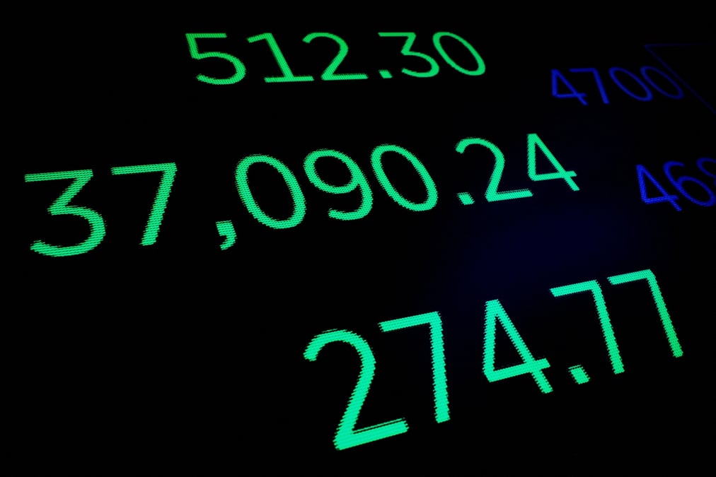 Les traders travaillent sur le parquet de la bourse de new york (nyse)