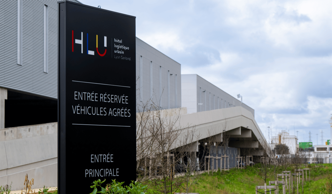Fruit d'un appel à projets lancé en 2018, l'Hôtel Logistique Urbain de Lyon sort enfin de terre. Objectif : massifier les flux en un point central et développer une logistique du dernier kilomètre décarbonée en s'appuyant sur un nouveau Quai des énergies.