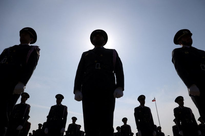 Defile de la journee nationale de l'armee a teheran