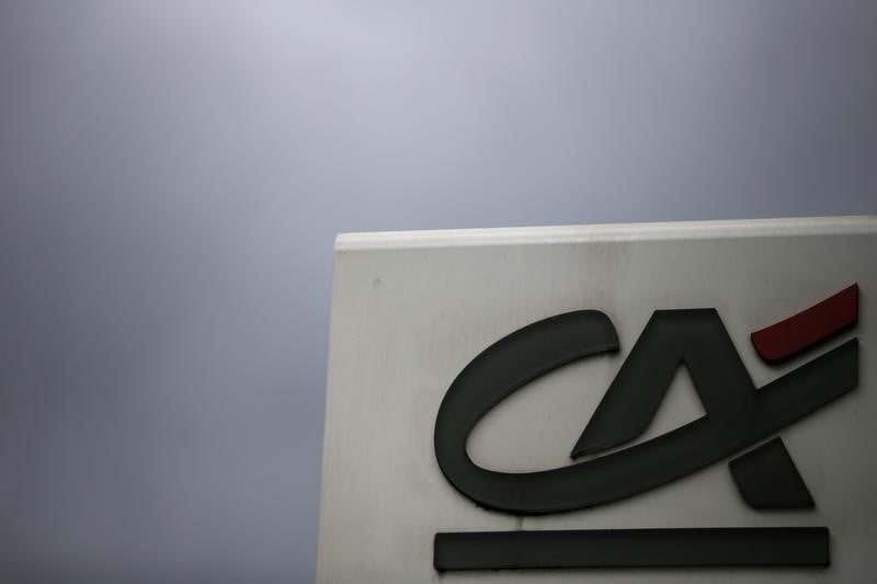 Credit agricole, en forte hausse a paris a mi-seance