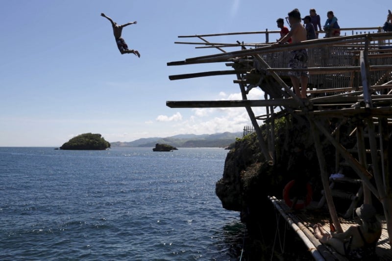 Une ile trop sale fermee aux touristes aux philippines