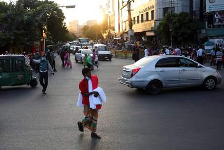 Bangladesh: cinq personnes condamnees a mort pour le meurtre d'un blogueur americain