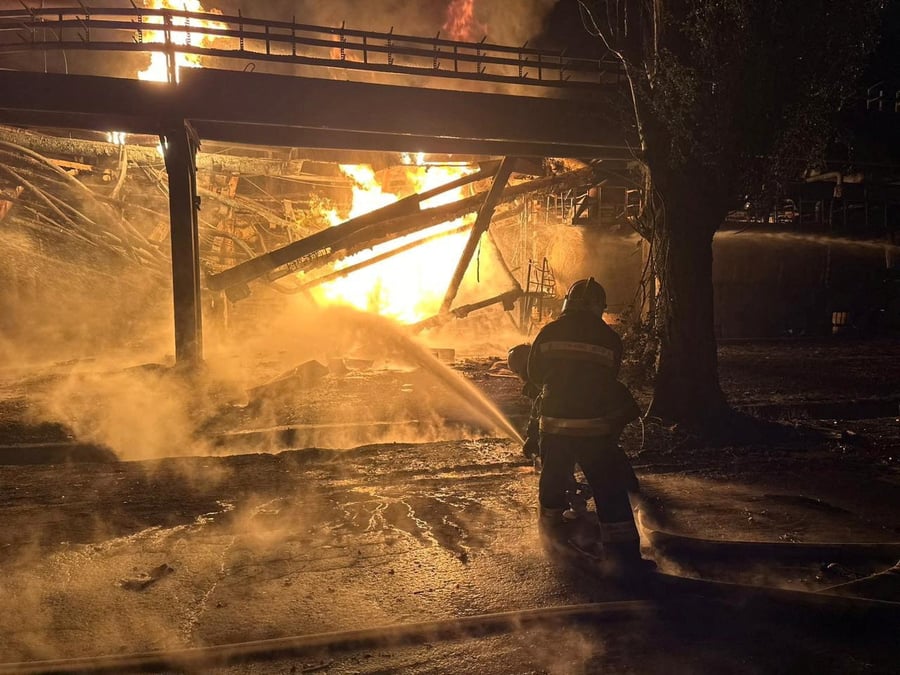 Des pompiers interviennent dans une raffinerie de petrole touchee par les attaques de drones russes a kremenchouk, dans la region de poltava