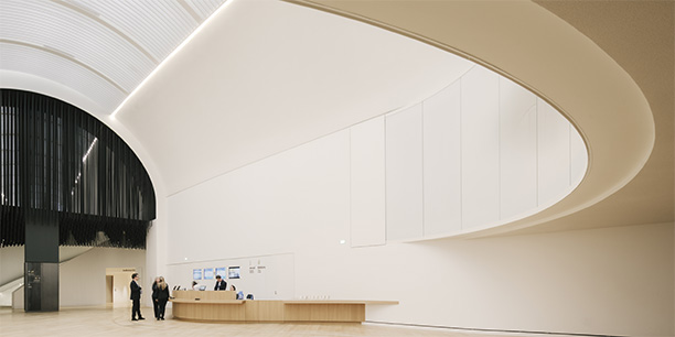 Le hall futuriste accueille désormais les visiteurs.