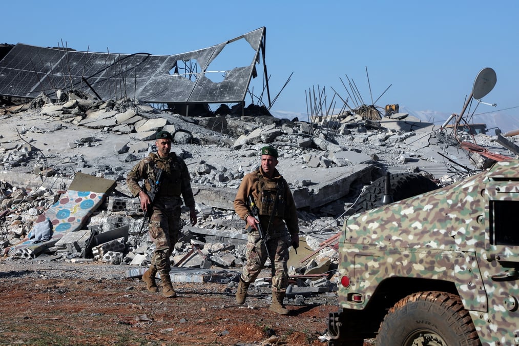 Des soldats de l'armee libanaise securisent un site touche par une frappe a la vallee de la bekaa