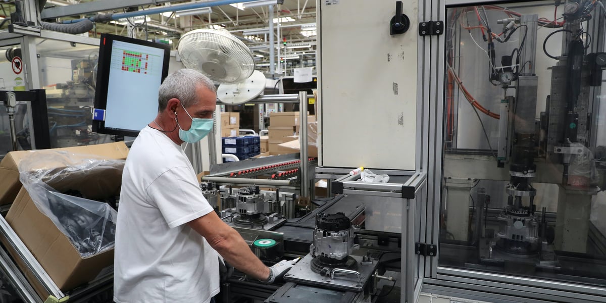 Un employé dans une usine de Valeo, à Etaples (Hauts-de-France).