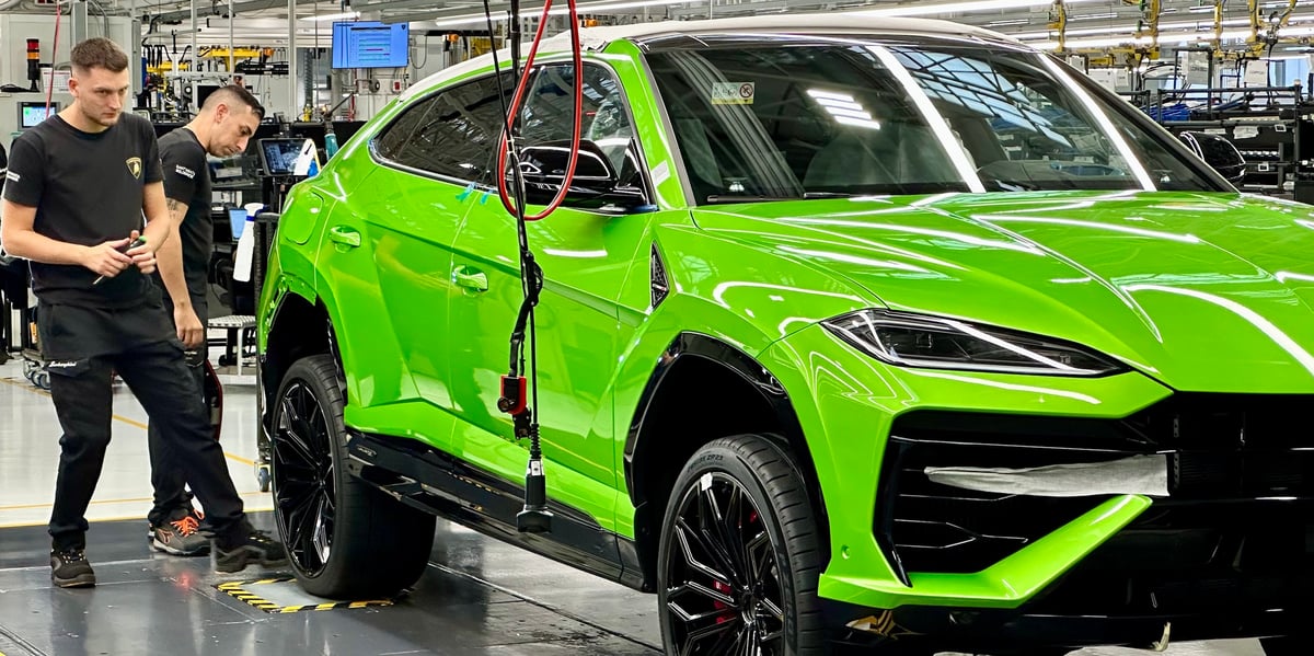 Le SUV Lamborghini Urus, désormais équipé d'un moteur hybride, sur la ligne d'assemblage à Sant'Agata Bolognese.