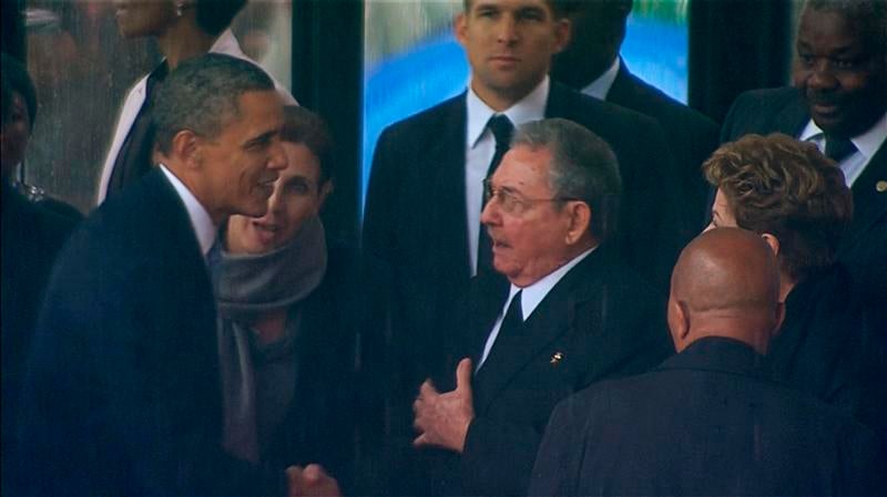 Poignée de main historique entre Barack Obama et Raul Castro