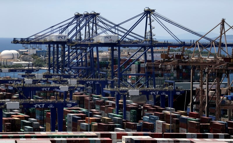 Le parlement grec ratifie la vente du port du piree au chinois cosco